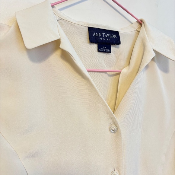 Ann Taylor Collared Button Down 100% Silk Blouse Top Cream Womens Size 2 Petite - Picture 3 of 3